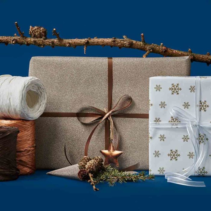 Image of: Geschenkpapier matt mit Glitzer, Golden Snowflakes. Achtung: Glitzer kann sich auf andere Gegenstände übertragen
