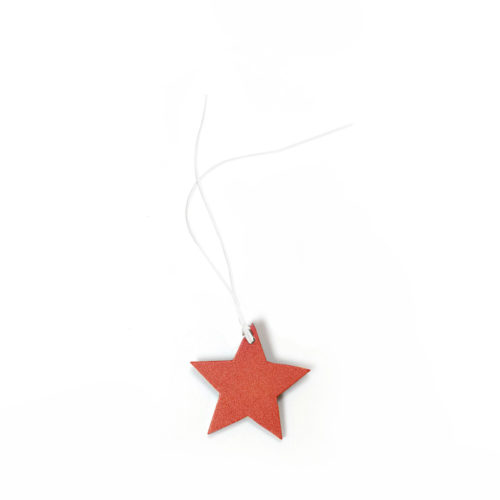Image of: Hængemærke rød stjerne i træ m. snor. Pk. a 90 stk