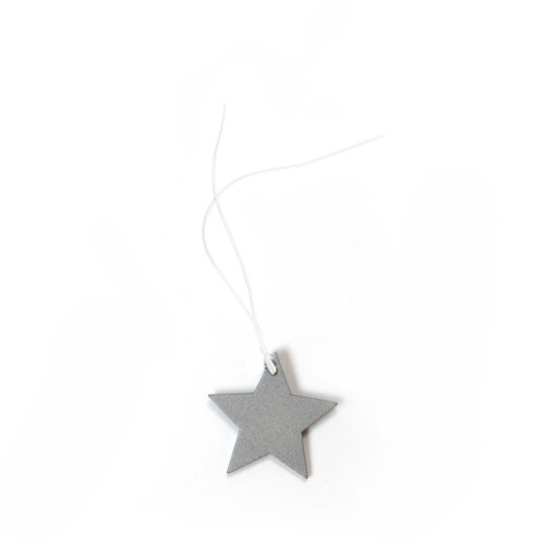 Image of: Hængemærke sølv stjerne i træ m. snor. Pk. a 90 stk