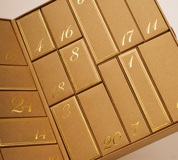 Bog julekalender opslået close-up