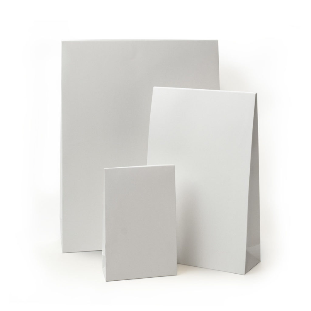 Image of: Gavepose matt hvit, med selvklebende lukking. FSC®