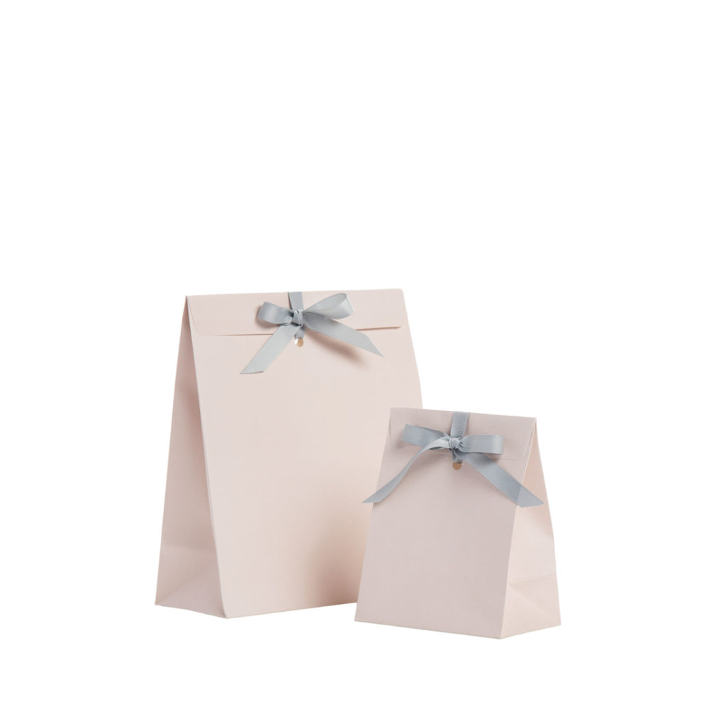 Image of: Gift bag matt powder. Embossed w. selfadhesive closure and hole for ribbon. FSC®. REMEMBER RIBBON