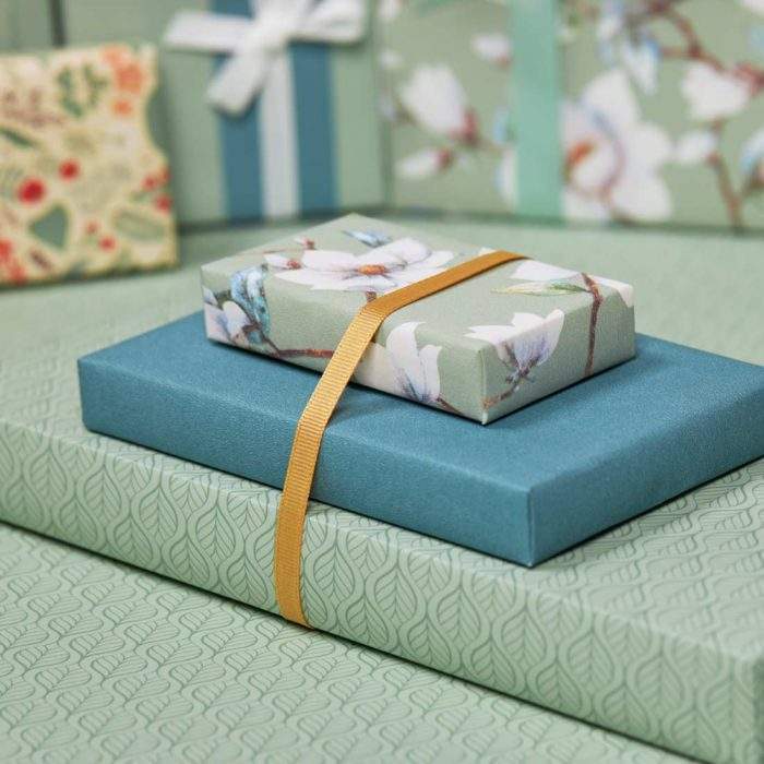 Image of: Gift wrap Leaves in Line